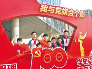 逃离残破的机舱
